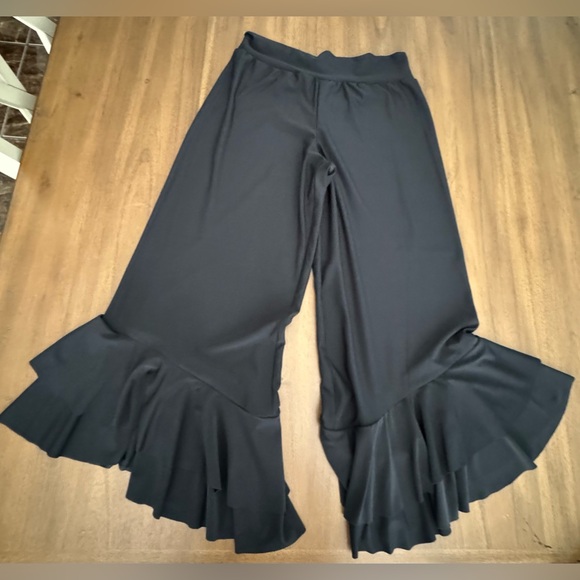 Kaiya Designs Black Cropped Pants Size Small - Picture 2 of 6